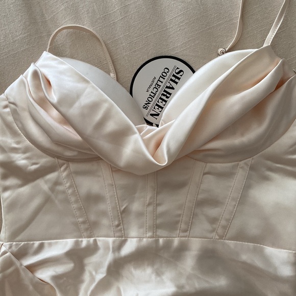 Mura boutique Satin gown - Picture 3 of 8